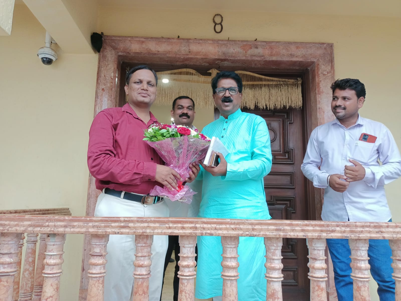 Uddhav thackeray felicitated Teacher Deepak Kharat 