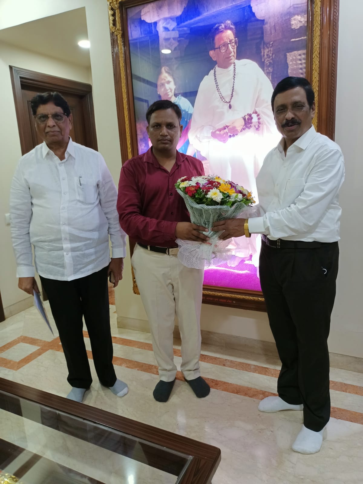 Uddhav thackeray felicitated Teacher Deepak Kharat 