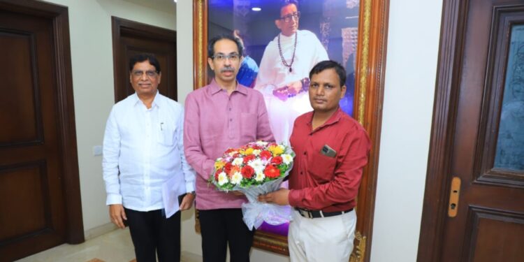 Uddhav thackeray felicitated Teacher Deepak Kharat