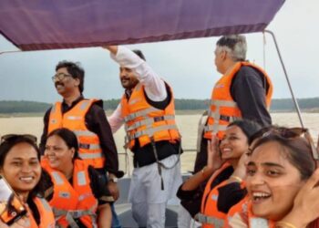 अपात्र ठरल्यानंतरही ‘हे’ मुख्यमंत्री कसे मजेत? आमदारांसोबत मस्त सहलीवर!