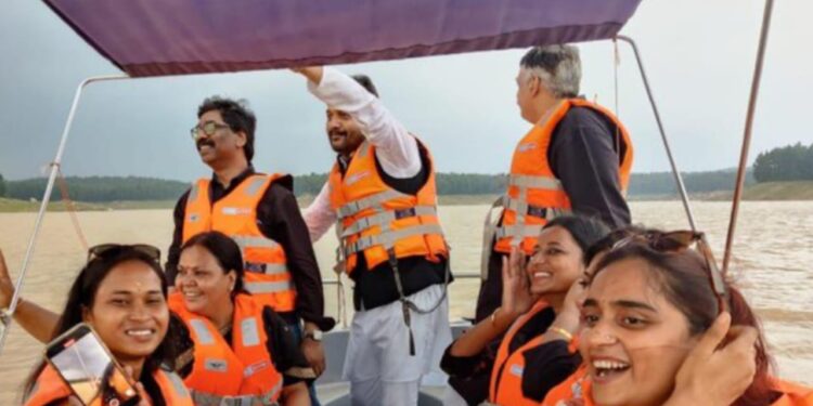 अपात्र ठरल्यानंतरही ‘हे’ मुख्यमंत्री कसे मजेत? आमदारांसोबत मस्त सहलीवर!