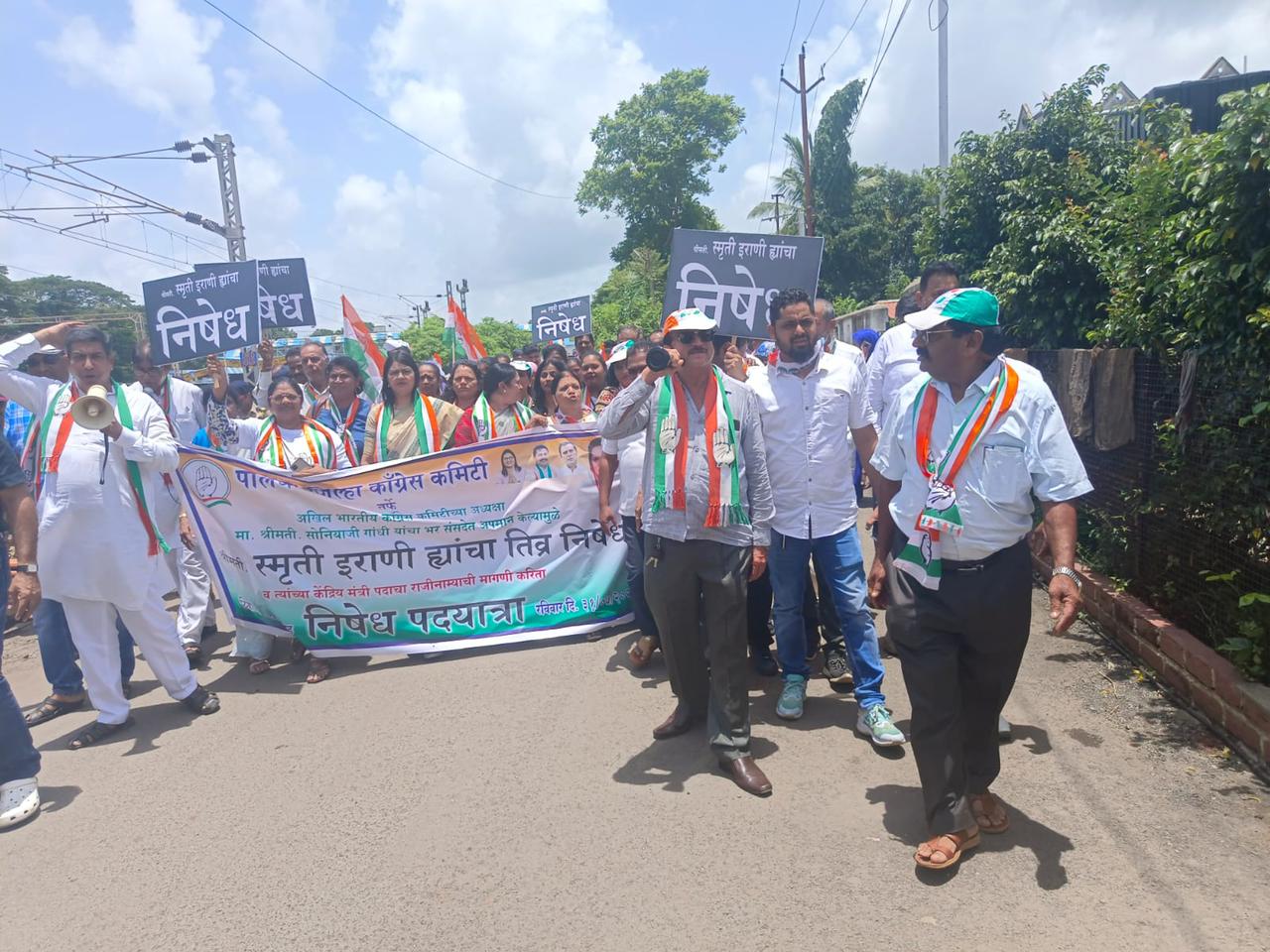 Congress Womens protest outside Union Minister Smriti Irani's Dahanu house 