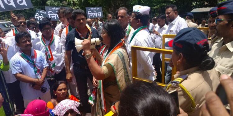 Congress Womens protest outside Union Minister Smriti Irani's Dahanu house