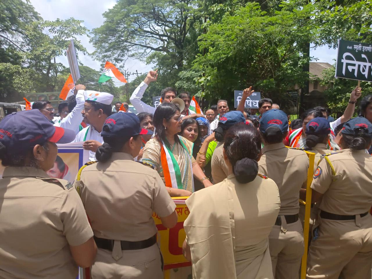 Congress Womens protest outside Union Minister Smriti Irani's Dahanu house 