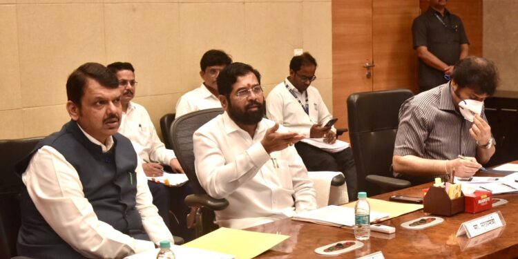 मा. मुख्यमंत्री, मा. उपमुख्यमंत्र्यांनी घेतला केंद्रीय योजनांच्या अंमलबजावणीचा आढावा 1