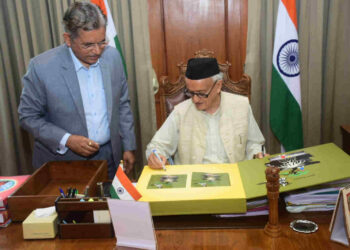 Maharashtra Governor releases poetry book by MU VC Suhas Pednekar 3