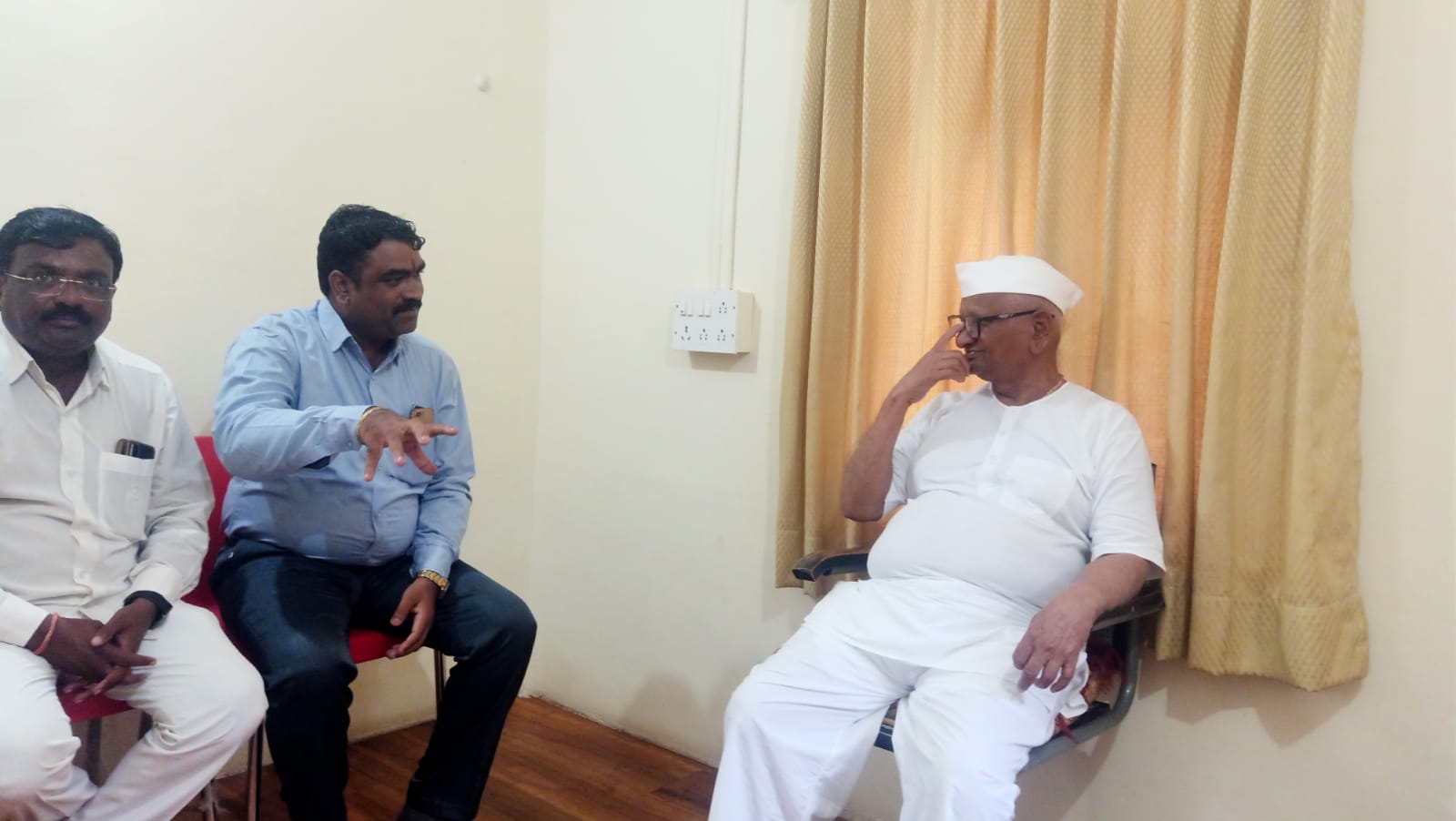 Anna Hazare with Reporters