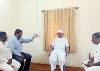 Anna Hazare with reporters