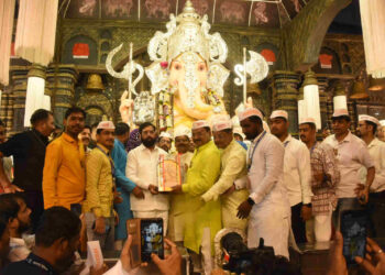 मुख्यमंत्र्यांची पुण्यातील मानाच्या गणपतींसह इतर गणेश मंडळांना भेट 1