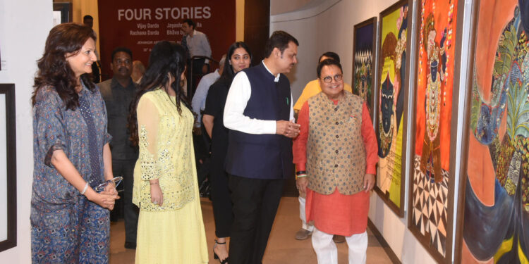 ‘फोर स्टोरीज’ कला प्रदर्शनास उपमुख्यमंत्र्यांची भेट (3)