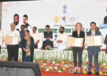 स्वच्छ महाराष्ट्र अभियान (नागरी) २.० चा मुख्यमंत्री एकनाथ शिंदे आणि उपमुख्यमंत्री देवेंद्र फडणवीस यांच्या हस्ते शुभारंभ 4 (1).jpg