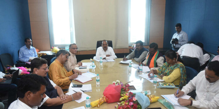 आदिवासी विकास मंत्री डॉ. विजयकुमार गावित