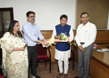 पालकमंत्री यांची कामा रुग्णालयाला भेट 1 (1)