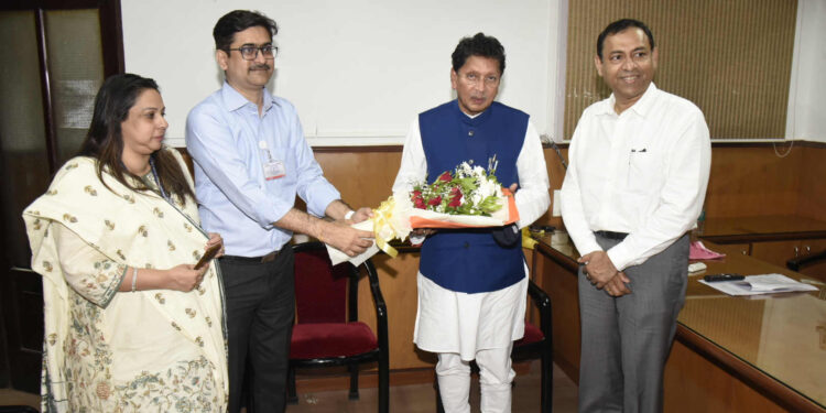 पालकमंत्री यांची कामा रुग्णालयाला भेट 1 (1)