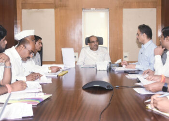 महसूल मंत्री श्री. विखे-पाटील यांच्या अध्यक्षतेखाली मंत्रालयात आयोजित बैठक 1