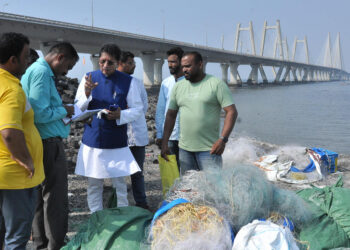 मुंबईतील कोळीवाड्यांची पालकमंत्री दीपक केसरकर यांच्याकडून पाहणी 1.jpg