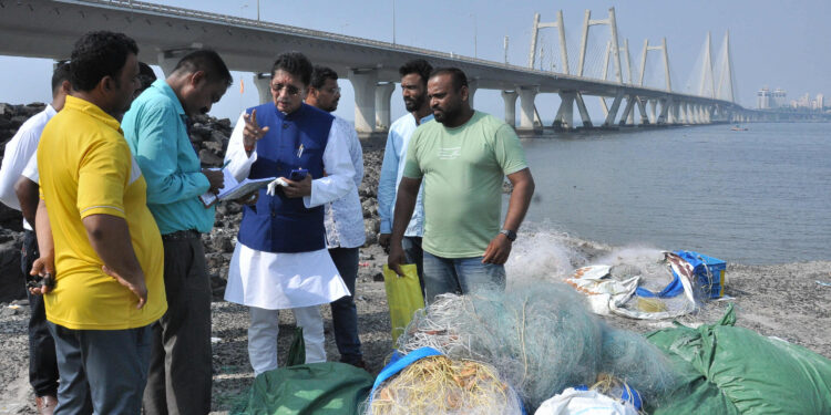 मुंबईतील कोळीवाड्यांची पालकमंत्री दीपक केसरकर यांच्याकडून पाहणी 1.jpg