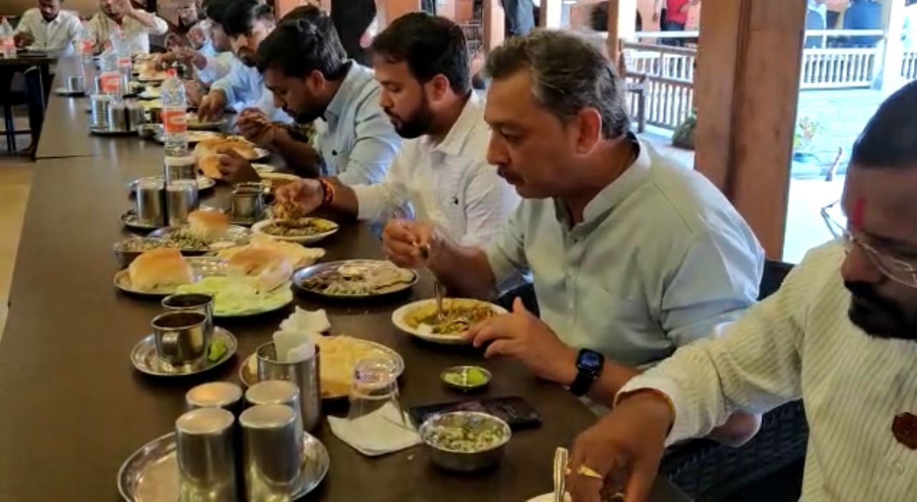 Sambhaji Raje Chhatrapati tasted Nashik's misal