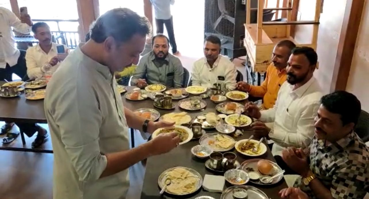 Sambhaji Raje Chhatrapati tasted Nashik's misal