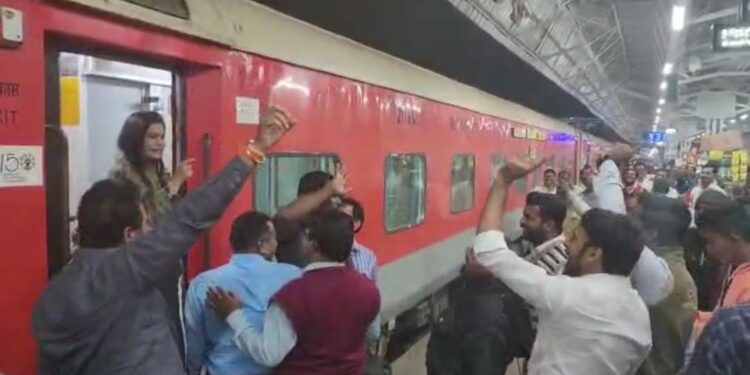 Bhavna Gawli At Akola Station