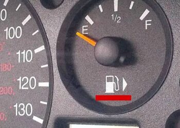 कारच्या इंधन गेजजवळ बाणाचे चिन्ह का? त्याचा अर्थ काय?