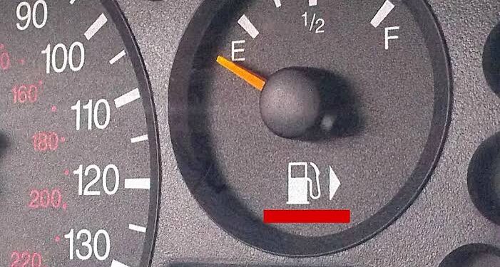 कारच्या इंधन गेजजवळ बाणाचे चिन्ह का? त्याचा अर्थ काय?