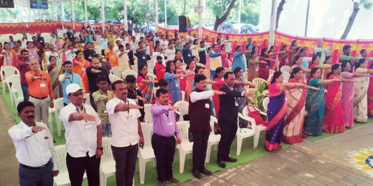 पर्यावरण रक्षणाची शपथ घेताना संमेलन प्रतिनिधी