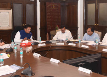 पालकमंत्री दीपक केसरकर यांच्या अध्यक्षतेखाली BMC मुख्यालय येथे आढावा बैठक 1