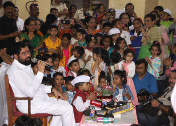 बालदिनाच्या सोहळ्यात मुख्यमंत्री रमले मुलांमध्ये 2