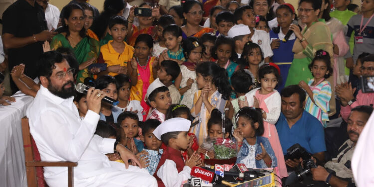 बालदिनाच्या सोहळ्यात मुख्यमंत्री रमले मुलांमध्ये 2