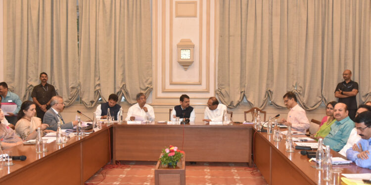 मा.उपमुख्यमंत्री यांच्या उपस्थितीत महाराष्ट्र राज्य उच्च शिक्षण व विकास आयोगाची बैठक -1 (1)