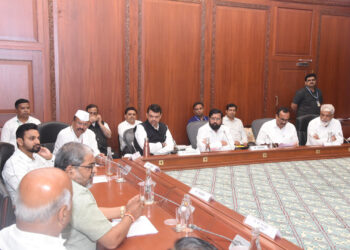 मुख्यमंत्री आणि उपमुख्यमंत्र्यांनी घेतली उस उत्पादक शेतकऱ्यांची बैठक 2