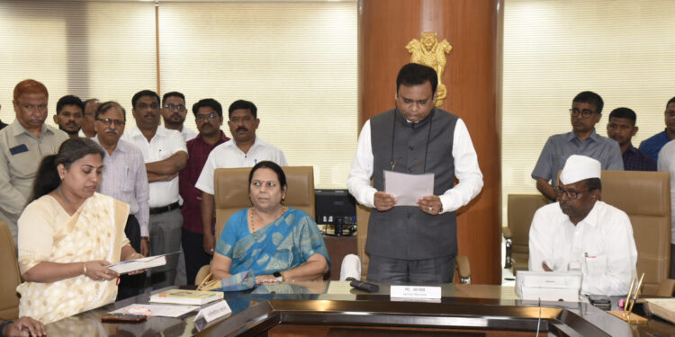 विधानसभा अध्यक्षांकडून ऋतुजा रमेश लटके यांना विधानसभा सदस्यत्वाची शपथ 1 (1)