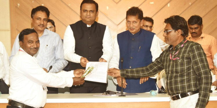 स्वयंअर्थसहाय्यित शाळांना इरादा आणि मान्यता पत्रे प्रदान 1