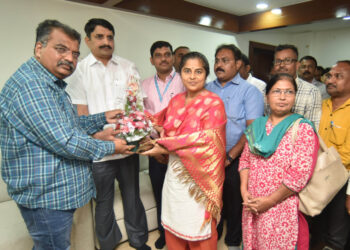 अन्न नागरी पुरवठा मंत्री रवींद्र चव्हाण यांच्याकडून गौरव 1