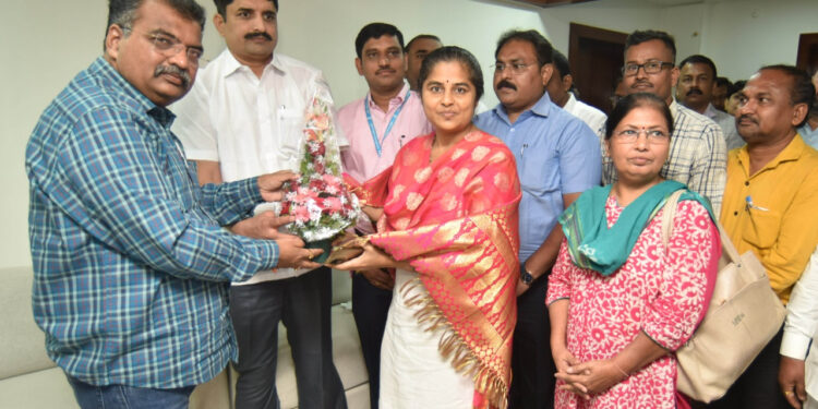 अन्न नागरी पुरवठा मंत्री रवींद्र चव्हाण यांच्याकडून गौरव 1