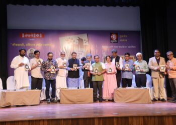 राजकारणातील तरुणांनी वाचलंच पाहिजे असं तुळशीदास भोईटेंचं ‘लोकशाही, संविधान आणि पक्षांतर’ पुस्तक इंग्रजीत यावं, देशभर जावं!